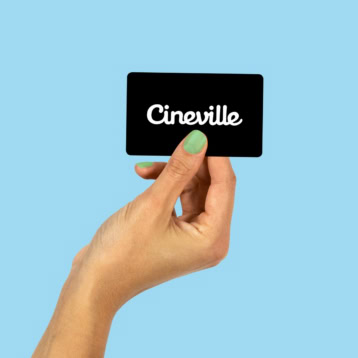 Cineville lidkaart held in hand tegen lichtblauwe achtergrond, promotie van het filmclubprogramma en abonnementen voor filmfans.