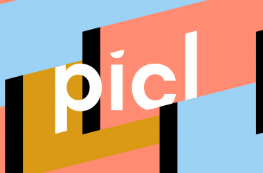 Openluchtbioscoop Middelburg met kleurrijk filmprojectiescherm in de avond.