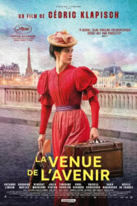 Vrouw in rode vintage jurk met hoed op brug in Parijs, filmposter voor "La Venue de l'Avenir" met historische setting en aktuel boekenthematiek.