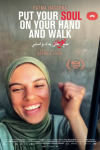 Vrouw met hoofddoek die enthousiast juicht, promotieposter voor de film "Put Your Soul on Your Hand and Walk" te zien in Cinema Middelburg.