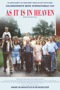 Het volledige publiek dat samen een filmopname in een park kijkt, gericht op gezelschappen en filmfans in Middenburg, Nederland.