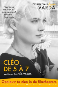 Vrouwelijke hoofdpersoon met bloem en opvallende sieraden, promotie voor film Cléo de 5 à 7 door Agnes Varda, op zwart-wit foto bij Cinema Middelburg.
