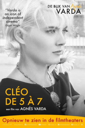 Vrouwelijke hoofdpersoon met bloem en opvallende sieraden, promotie voor film Cléo de 5 à 7 door Agnes Varda, op zwart-wit foto bij Cinema Middelburg.