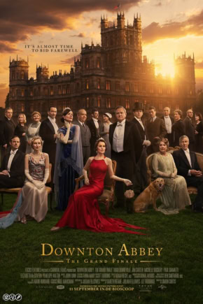Elegante cast van "Downton Abbey" op een historische tuin in een film promotional poster. Centrale figuren in formele avondkleding met een kasteel op de achtergrond, symbolen van erfgoed en grandeur.