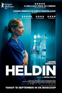 Ziekenhuisgang met verpleegkundige op corridor, filmposter HelDin met titel, acteur Leoni Benesch, recensies en lanceerdatum in bioscoop.