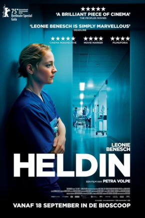 Ziekenhuisgang met verpleegkundige op corridor, filmposter HelDin met titel, acteur Leoni Benesch, recensies en lanceerdatum in bioscoop.