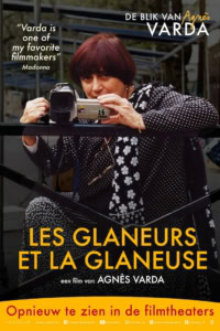 Vrouw met camera in filmtheater, promotie voor documentaire van Agnès Varda over film en inspiratie, in een moderne bioscoop setting, gericht op art-house en arthouse films.