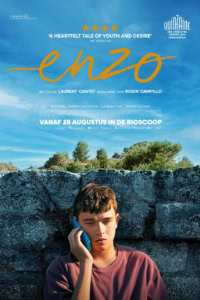 Enzo film poster met jonge jongen die belt, blauwe lucht en natuur op de achtergrond, promotie voor de film vanaf 28 augustus in bioscopen, gericht op filmliefhebbers en jongeren.