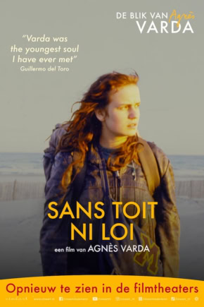 Adembenemende filmposter van "Sans Toit Ni Loi" met een jonge vrouw op het strand, ideaal voor een filmhuiswebsite gericht op arthouse cinema en filmfestivals.