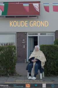 Koude grond buiten in Middelburg met ouderen, gericht op gemeenschap en zorg.