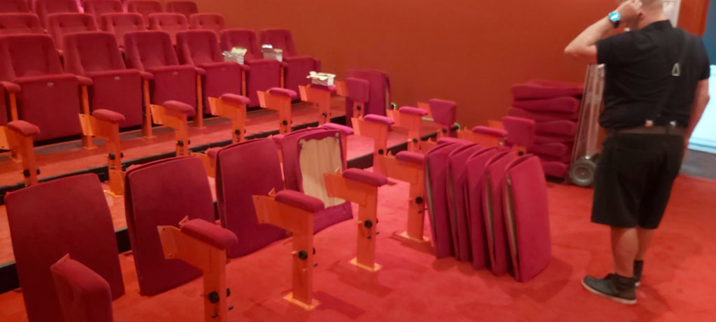 Ruimtelijke bioscoopstoelen en verplaatsbare zitplaatsen in Cinema Middelburg, comfortabel voor een optimale filmervaring.