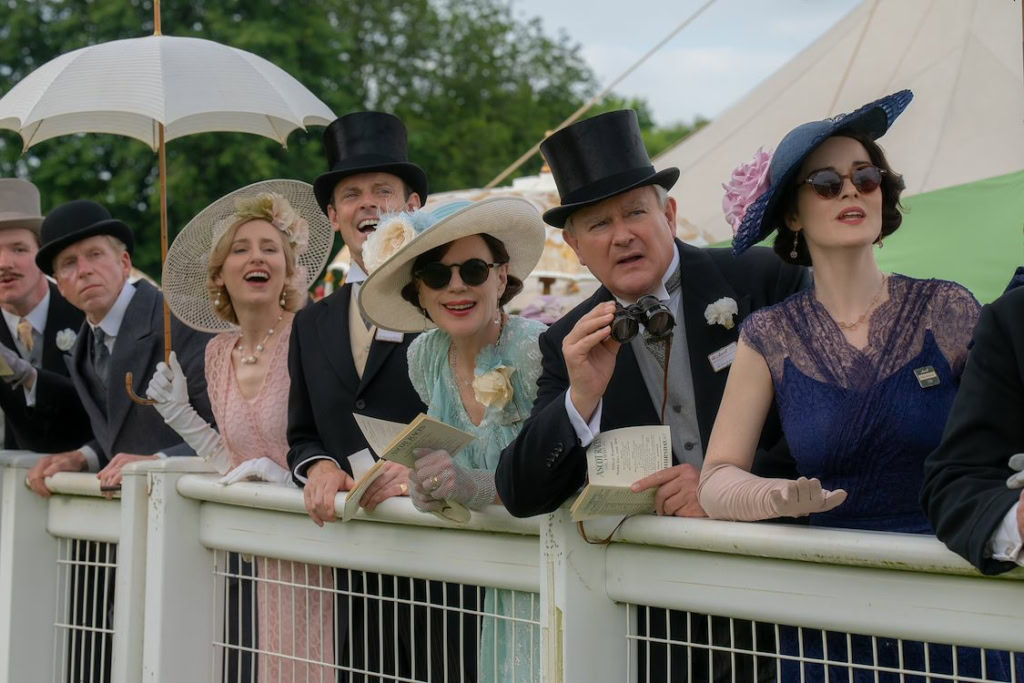 Gezellig publiek bij Cinema Middelburg tijdens een filmvertoning in een historische setting met mensen in vintage kleding en hoeden, genietend van de filmervaring op een typische dag in de bioscoop.