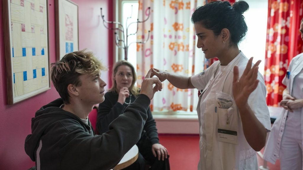 Kind jongen en verpleegster in ziekenhuis, zorg, medische hulp, therapie, gezondheidszorg, empathie, interactie ziekenhuis, medische professionals, patiëntenzorg, communicatie in ziekenhuis.