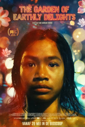 Gezichtsportret van jonge vrouw met donkere haar, kleurrijke achtergrond en bloemmotieven, promotiefilm voor Cinema Middelburg met informatie over vertoning vanaf 29 mei.