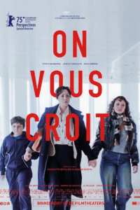 Onvouscroit film poster met de cast in een modern station.