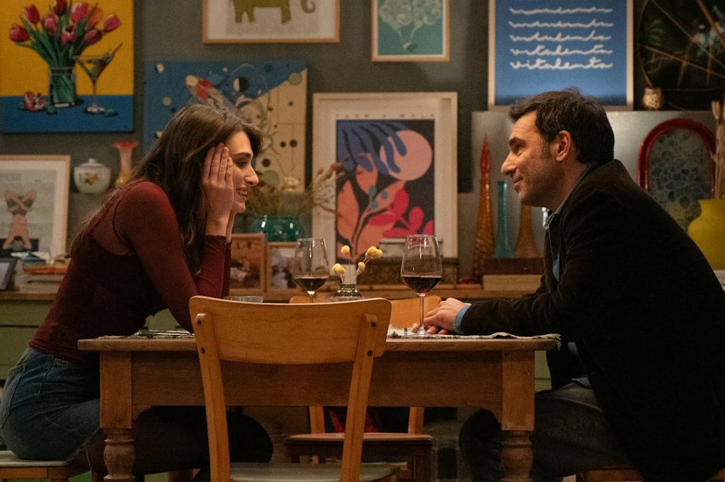 Gezicht van een man en een vrouw die samen genieten van een film in Cinema Middelburg, gezellige sfeer met kunst aan de muur, perfect voor filmavond met geliefden of vrienden.