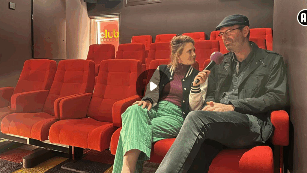 Ruimtelijke bioscoopzaal met rode stoelen in Cinema Middelburg, comfortabele setting voor filmvertoningen en evenementen.