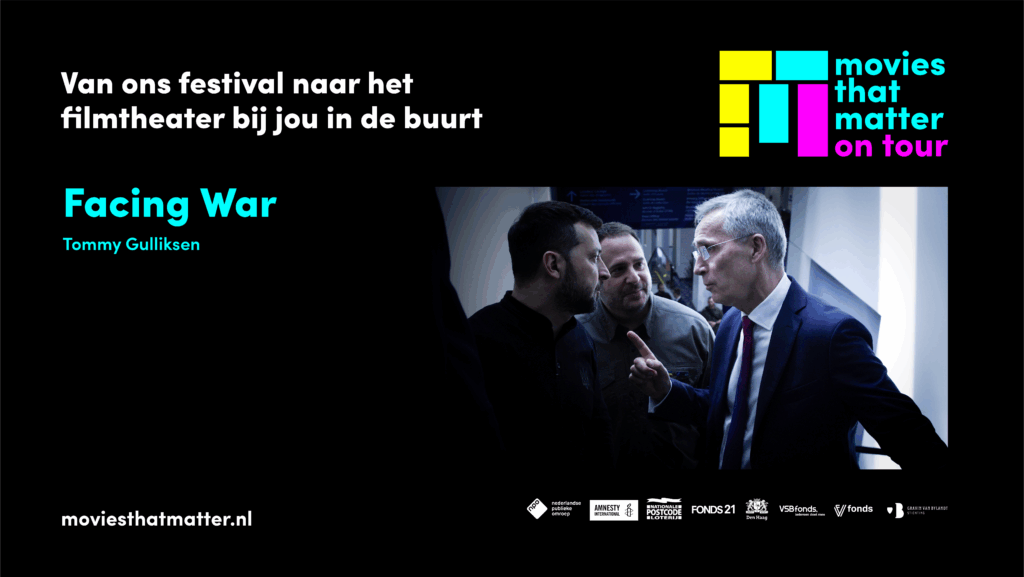 Vrouw en man in gesprek in een modern filmtheater, promotie voor de film Facing War, met logo en website van Cinema Middelburg, gericht op filmvoorstellingen en screenings.