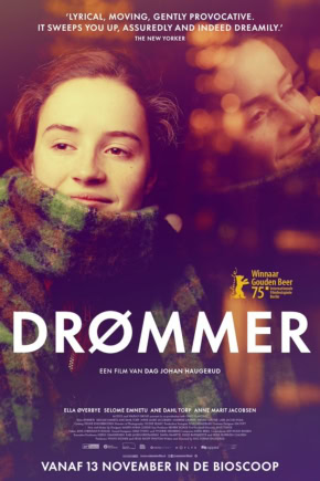 Liefdevolle filmposter voor "Drommer" met jonge vrouw en man, film van Dag Johan Haugerud, bioscoop Middelburg, filmvertoningen vanaf 13 november, festivalbekroond, inspirerende cinematografie, perfect voor filmliefhebbers en cultuurpassievelingen.