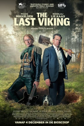Film poster met mannen, hond en bosachtergrond.