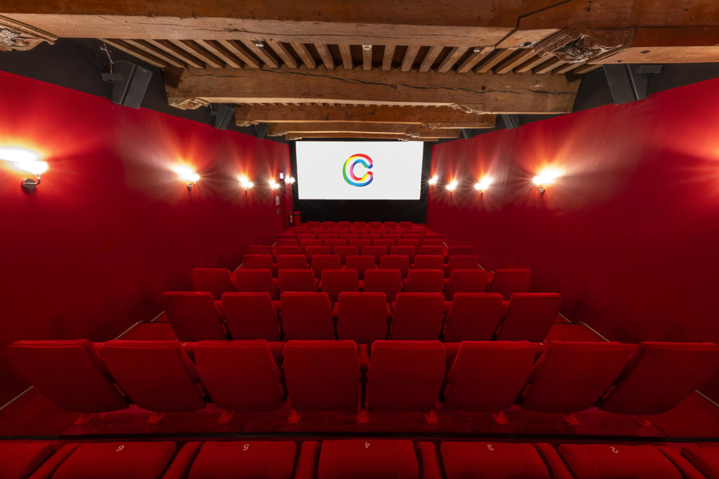 Gezellige cinema met comfortabele zitplaatsen en sfeervolle verlichting, ideaal voor filmkijken in Middelburg.