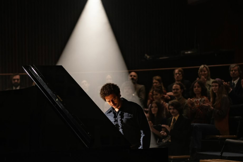 Muzikale avond in Cinema Middelburg met pianist en publiek.