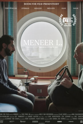Een filmposter van de film "Meneer L." door Thomas Stokmans, te zien in een bioscoop met twee mensen in gesprek, filmfestival badge, Nederlandse film, intieme setting, in een bioscooptheater.