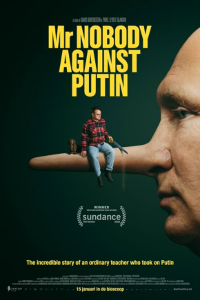 Gezichtsloze film poster van Mr Nobody met een man op een grote neus en de tekst 'Mr Nobody Against Putin' voor een bioscoopinrichting.