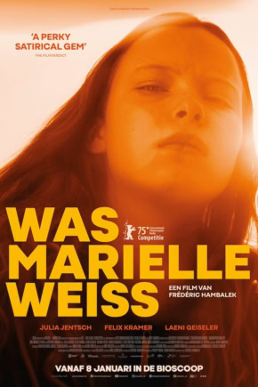 Een close-up van een jonge vrouw met rode haar in een oorlogsfilmposter voor "Was Marielle Weiss", met levendige kleuren, titel en recensies voor een bioscoopwebsite.