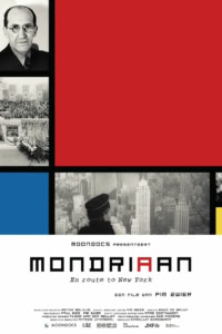 Uitgelichte foto van een man in uniform met New York skyline op de achtergrond, zwart-wit afbeelding, historische filmstijl, Duits structureel symbool, achtergrond van oorlogscènes, menigte in parade, filmposter van "Mondrian".
