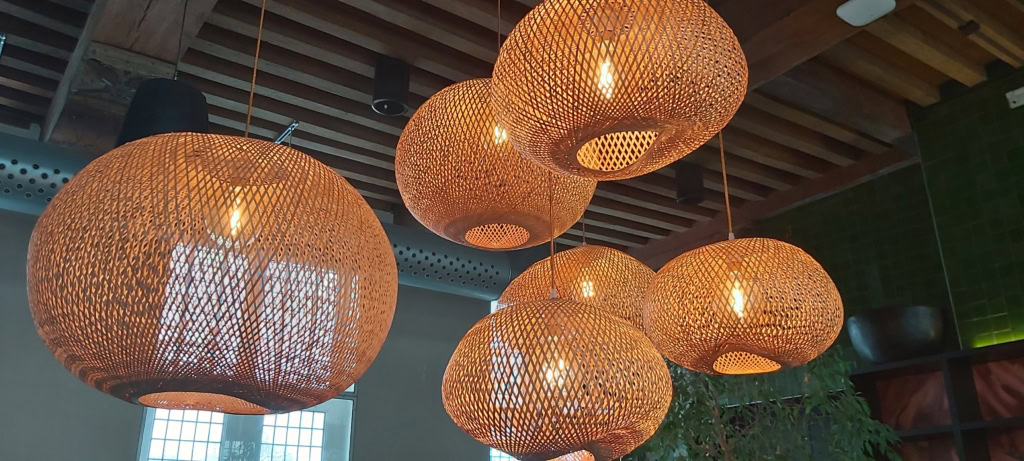 Lantaarnkunst in CineMiddelburg met sfeervolle verlichting voor een gezellige filmervaring.