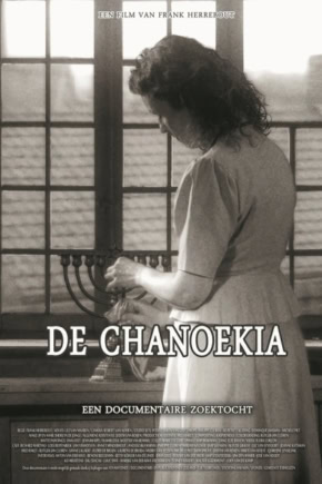 Mooie zwart-wit foto van een vrouw die een Chanoekia aansteekt voor Hanukkah, prominent op de poster van de documentaire "De Chanoekia". Idealiter voor een filmtheaterwebsite die documentaire- of culturele films promoot.