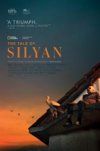 Gezicht op een filmposter van "The Tale of Silyan" in Cinema Middelburg, met een man en een stork op het dak tijdens zonsondergang.