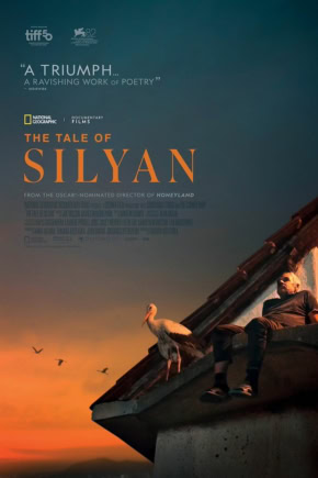 Gezicht op een filmposter van "The Tale of Silyan" in Cinema Middelburg, met een man en een stork op het dak tijdens zonsondergang.