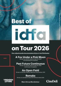 Een poster van de IDFA-tour 2026 met prijzen voor documentairefilms, te zien in een filmtheater met focus op filmfestivals en documentaireprijzen, ideaal voor een filmtheater website.