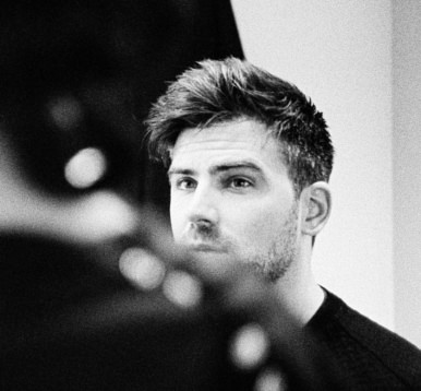 Fotografie van een jonge man met stoere haarstijl, zwart-wit foto passend bij een bioscoop of filmtheater. Geschikt voor websites over cinema, films, en entertainment in Middelburg.