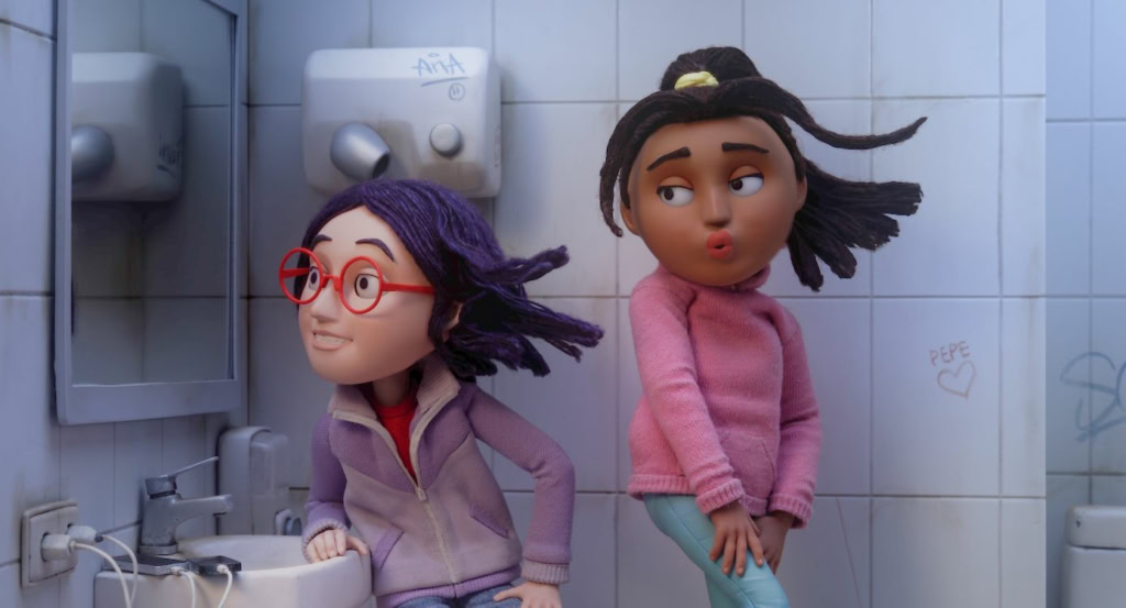 Duo van jonge meisjes in cartoonstijl in een openbare toiletruimte, met karakteristieke grote ogen en expressieve gezichtsuitdrukkingen, geschikt voor een filmtheater website.