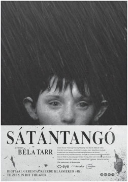 Een zwart-wit filmposter van de film Sátántangó, met een close-up van een menselijke gezicht met nat haar, passend voor een filmtheaterwebsite die arthouse en klassieke films promoot.