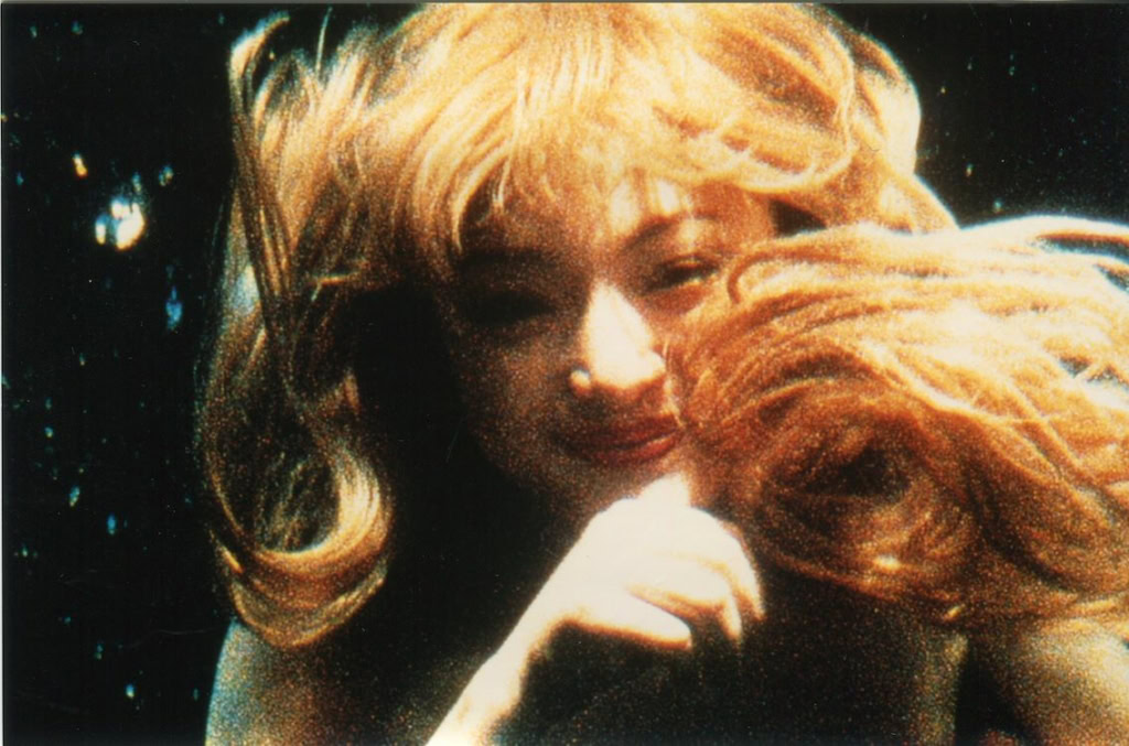 Up van een vrouw met lang, golvend haar die glimlacht, geschikt voor film- en bioscoopwebsites.