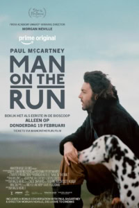 Beeld van Paul McCartney uit de film 'Man on the Run', met een hond op de voorgrond, promotie voor de film over de muzikant en zijn reis.