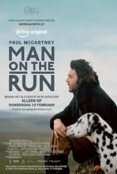 Beeld van Paul McCartney uit de film 'Man on the Run', met een hond op de voorgrond, promotie voor de film over de muzikant en zijn reis.