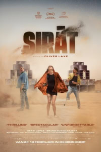 Sidrat film poster met drie acteurs op een woestijnachtige locatie met grote speakers op de achtergrond, promotie voor de film geregisseerd door Oliver Laxe.