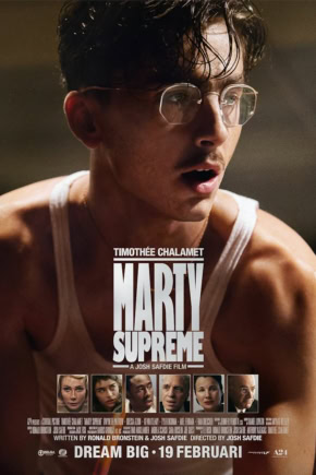 Dramatische filmstill van Marty Supreme, een personage uit de film geregisseerd door Josh Safdie, met close-up van een jonge man met bril en verwarde uitdrukking, geschikt voor film- en bioscoopwebsit.