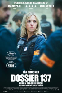 Een intense filmstill uit "Dossier 137" met Lea Drucker in een politieomgeving, benadrukt de thriller en spanning van de film, perfect voor een bioscoopwebsite gericht op film- en thrillerliefhebbers.