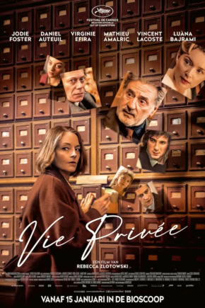 Een filmposter voor "Vie Privée" met acteurs Jodie Foster, Daniel Auteuil, Virginie Efira, Mathieu Amalric, Vincent Lacoste en Luàna Bajrami, met een achtergrond van postvakjes.