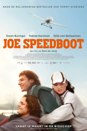Film poster van Joe Speedboot met drie jonge acteurs, een vliegtuig en een heldere blauwe lucht, promotie voor de film die vanaf 12 maart in de bioscoop te zien is.