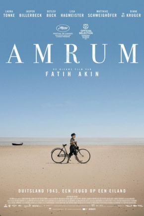 Amrum film poster met een persoon die op een fiets langs het strand rijdt.