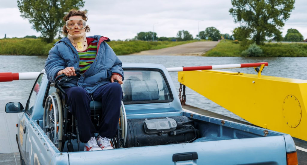 Filmposter van Joe Speedboot met een persoon in een rolstoel op een boot, geschikt voor een bioscoopwebsite.