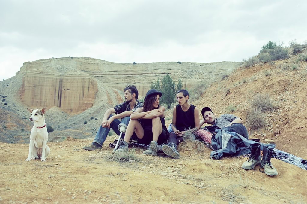 Gezelschap geniet van filmavond in Cinema Middelburg met comfortabele stoelen en moderne projectie.