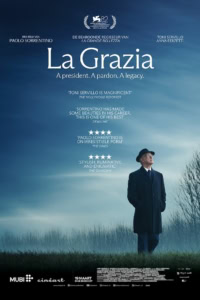 Een filmposter voor "La Grazia" met een man in een donkerblauwe jas en hoed, staand in een grasveld onder een bewolkte hemel, symboliseert de film's thema's van elegantie en introspectie.